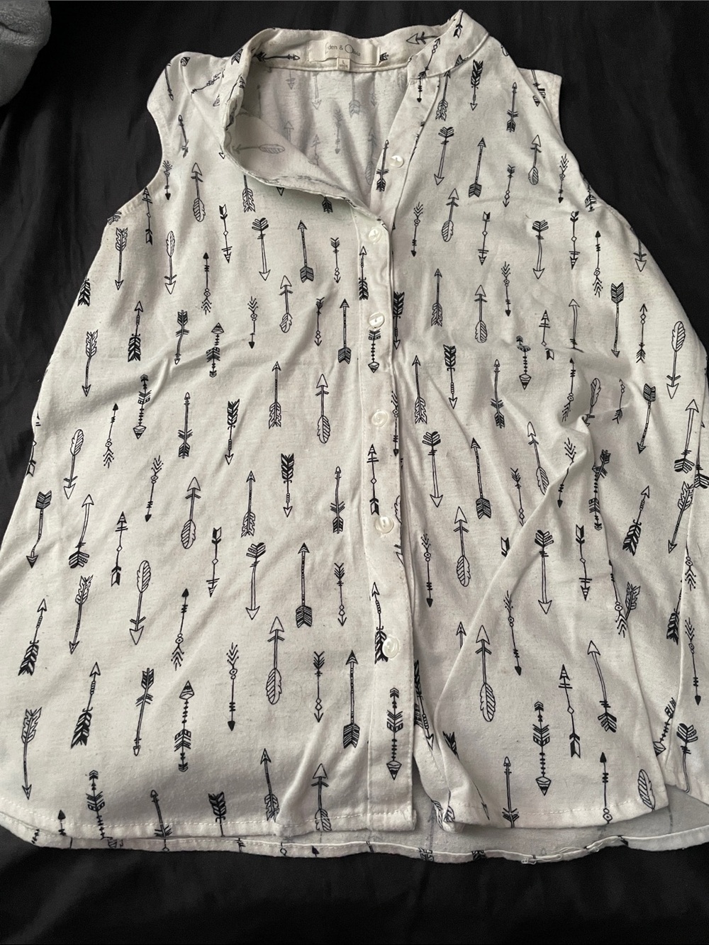 Eden & Olivia White Sleeveless Button-Down Top with Black Arrow Print